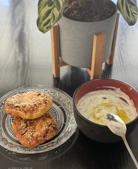 בייגלס בליווי מטבל יוגורט